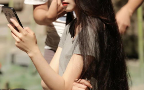 诺米走红不忘家乡小涵娱乐吃瓜,小涵娱乐吃瓜见证友谊