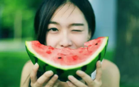 娱乐吃瓜酱精神好稳定的一家人,一家人的娱乐吃瓜酱生活